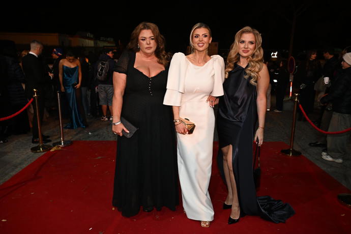 FOTO: Lela dorazila v doprovodu kamarádek. – stránka 10