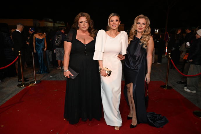 FOTO: Lela Vémola v doprovodu kamarádek. – stránka 812