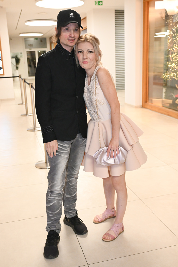 FOTO: Adéla Pulcová a Ondy Mikula na premiéře filmu Mlátička. – stránka 22