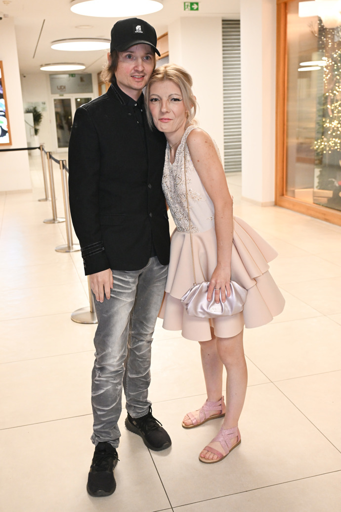 FOTO: Adéla Pulcová a Ondy Mikula se od sebe nehnuli ani na krok. – stránka 21