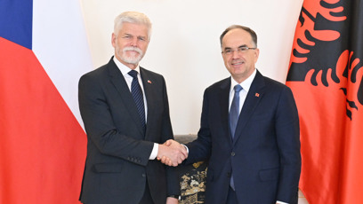 FOTO: Petr Pavel a Eva Pavlová přivítali na Hradě albánského prezidenta a jeho choť.