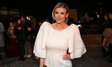 Lela na červeném koberci.