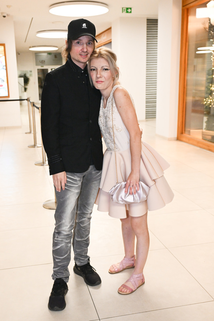 FOTO: Adéla Pulcová a Ondy Mikula pózovali přítomným fotografům. – stránka 20