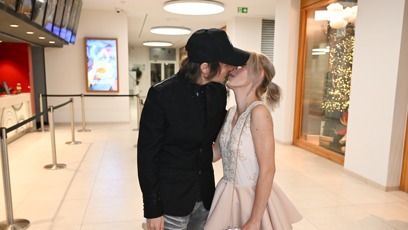 FOTO: Adéla Pulcová a Ondy Mikula si vyměňovaly polibky.