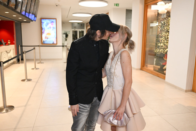 FOTO: Adéla Pulcová a Ondy Mikula si vyměňovaly polibky. – stránka 16