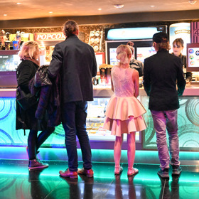 Adéla Pulcová a Ondy Mikula ve frontě na občerstvení. 