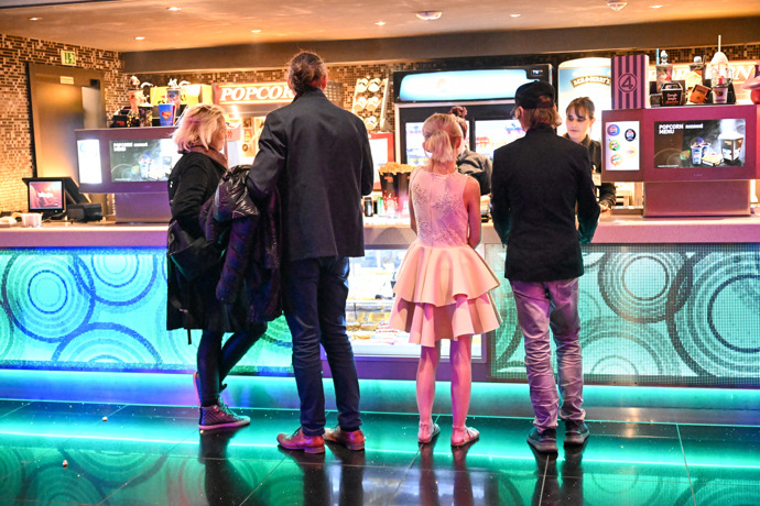 FOTO: Adéla Pulcová a Ondy Mikula ve frontě na občerstvení. – stránka 12