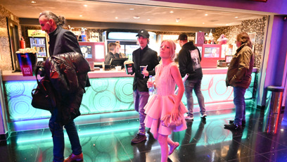 FOTO: Adéla Pulcová a Ondy Mikula si odnáší jídlo.