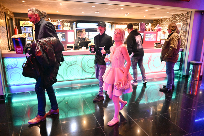 FOTO: Adéla Pulcová a Ondy Mikula si odnáší jídlo. – stránka 11