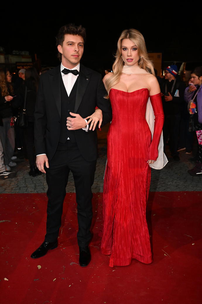 FOTO: Jan Macák alias Ment s krásnou partnerkou. – stránka 787