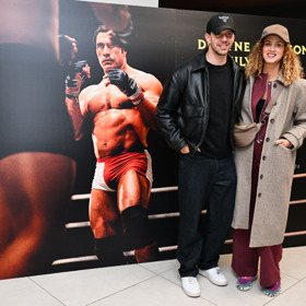 Herec Peter Pecha se svou ženou Kateřinou Pechovou na premiéře filmu Mlátička. 