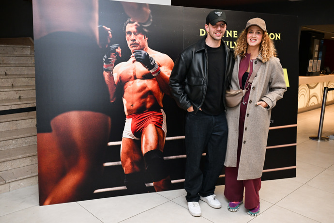 FOTO: Herec Peter Pecha se svou ženou Kateřinou Pechovou na premiéře filmu Mlátička. – stránka 1