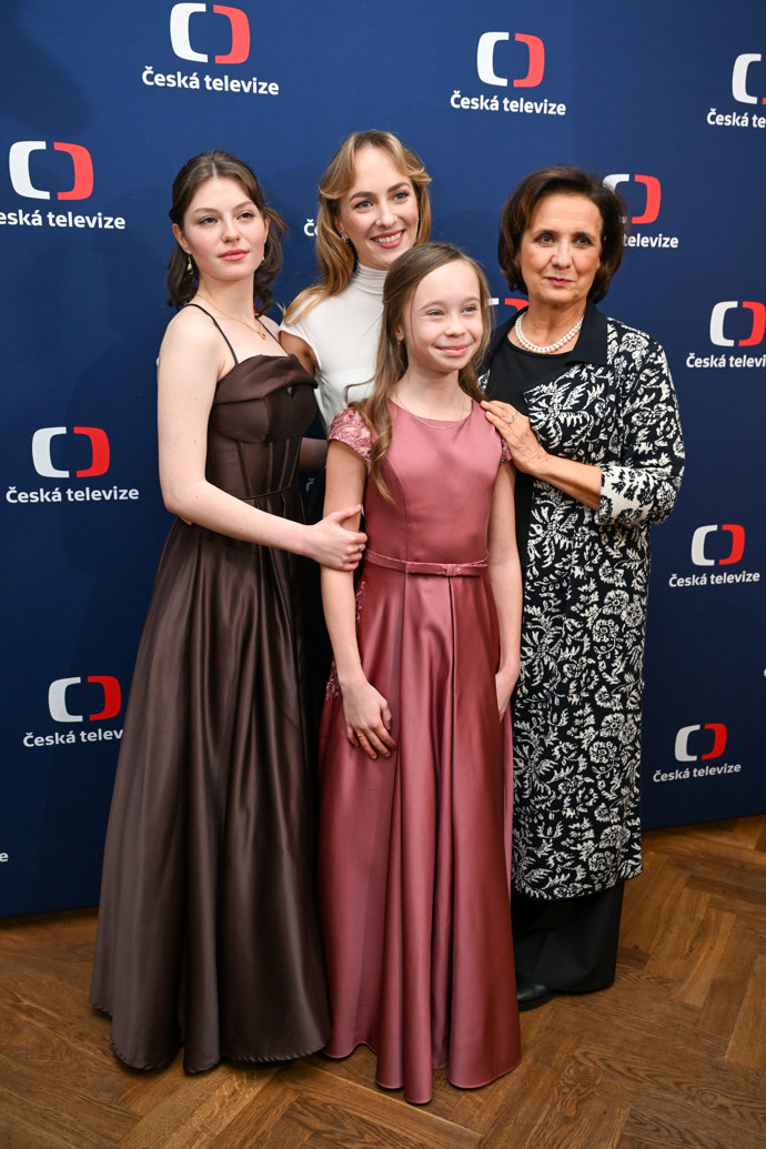 FOTO: Elizaveta Maximová společně se Sophií Šporclovou, Valentýnou Bečkovou a Veronikou Freimanovou. – stránka 13
