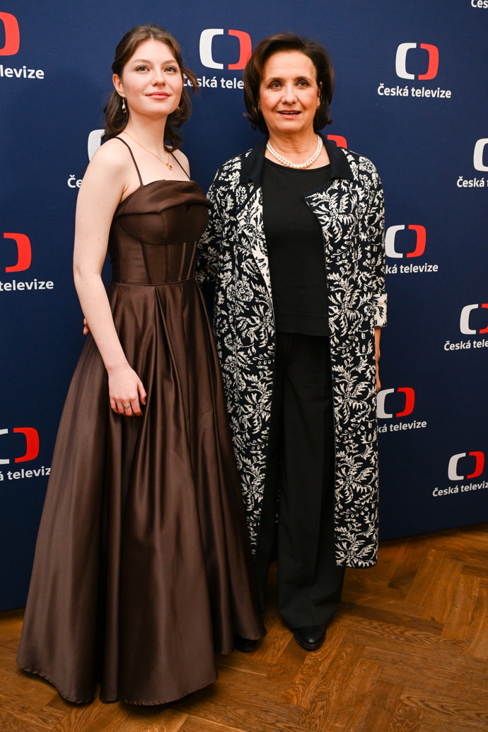 FOTO: Sophie Šporclová s Veronikou Freimanovou. – stránka 11