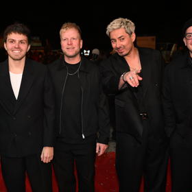 Mirai se svou kapelou. 