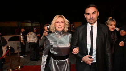 FOTO: Helena Vondráčková s doprovodem.