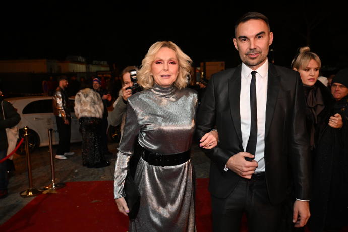 FOTO: Helena Vondráčková s doprovodem. – stránka 752