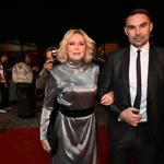 Na červený koberec ji vedl Robert Vůjtek, ředitele Galerie Tančící dům. 