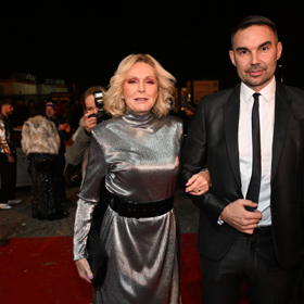 Na červený koberec ji vedl Robert Vůjtek, ředitele Galerie Tančící dům. 