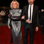 Zpěvačka Helena Vondráčková vynesla stříbrnou róbu z dílny své dvorní návrhářky Tatiany Kovaříkové. 