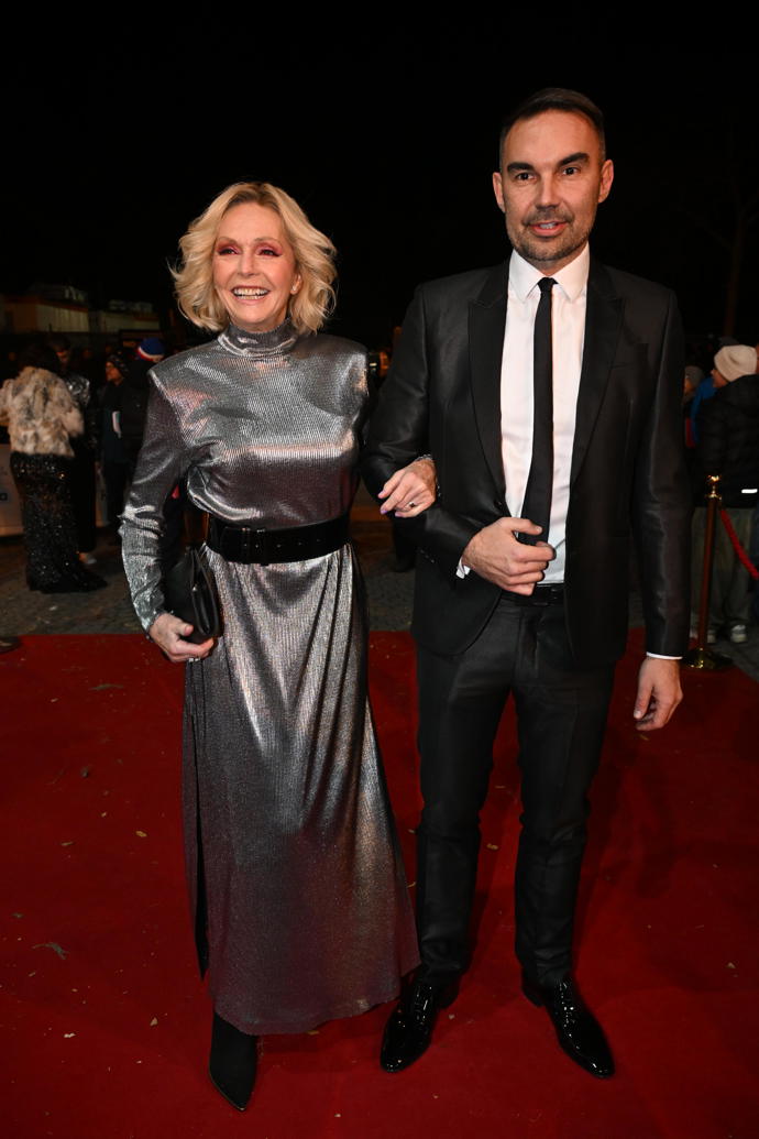 FOTO: Helena Vondráčková dorazila bez svého muže, ale doprovod měla velmi sympatický. – stránka 751