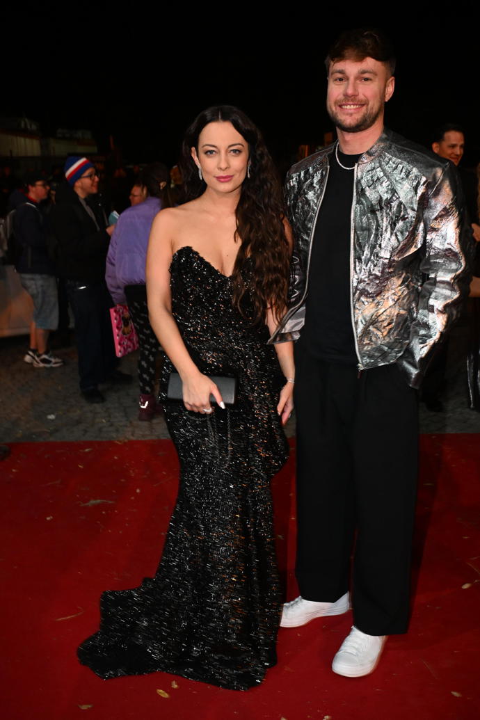 FOTO: Veronika Petruchová s doprovodem. – stránka 750