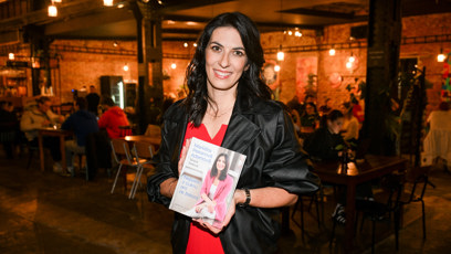 FOTO: Markéta Pekarová Adamová se svojí knihou.