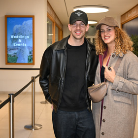 Herec Peter Pecha se svou ženou Kateřinou Pechovou dorazili v dobré náladě. 