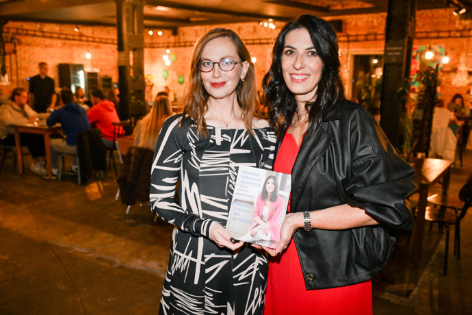 FOTO: Pekarová Adamová slavnostně pokřtila svou knihu 'Nejsem z cukru ani ze železa'. – stránka 47