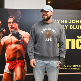 Jakub Enžl na premiéře filmu Mlátička. 