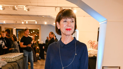 FOTO: Andrea Bartošková outfit doplnila o růžové psaníčko.