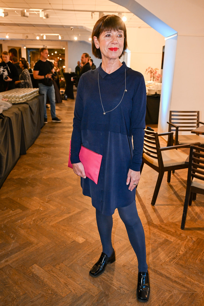 FOTO: Andrea Bartošková outfit doplnila o růžové psaníčko. – stránka 13