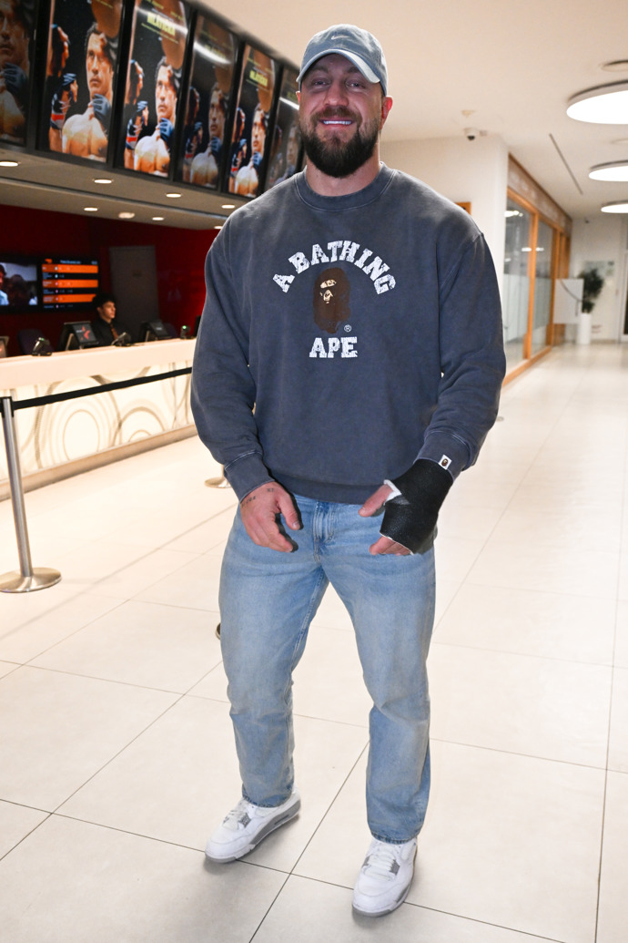 FOTO: Jakub Enžl je připravený nastoupit do zápasu. – stránka 19