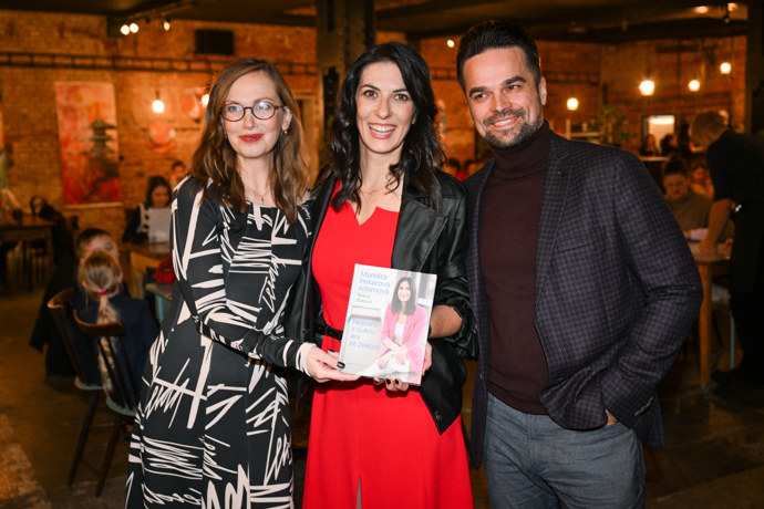 FOTO: Markéta Pekarová Adamová s Terezou Šídlovou a manželem Tomášem. – stránka 38