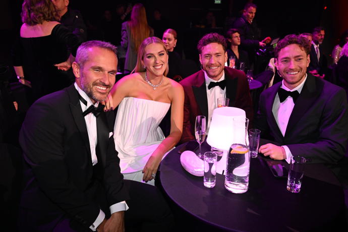 FOTO: Hejdovi u jednoho stolu s Bachelory. – stránka 731