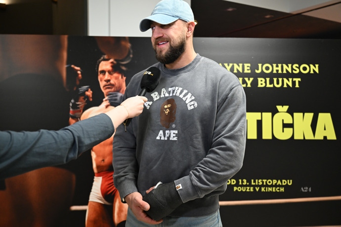 FOTO: Jakub Enžl při rozhovoru pro eXtra.cz. – stránka 17