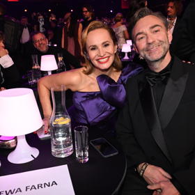 Monika Absolonová s doprovodem. 