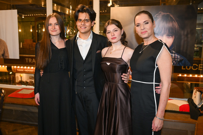 FOTO: Sophie Šporclová  s rodinou a přítelem. – stránka 7