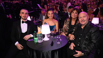 FOTO: Monika Bagárová u stolu s Michalem Davidem a jeho ženou.