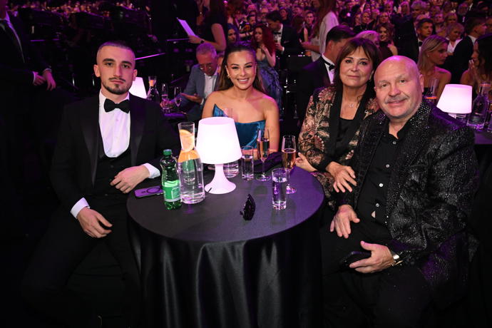 FOTO: Monika Bagárová u stolu s Michalem Davidem a jeho ženou. – stránka 708