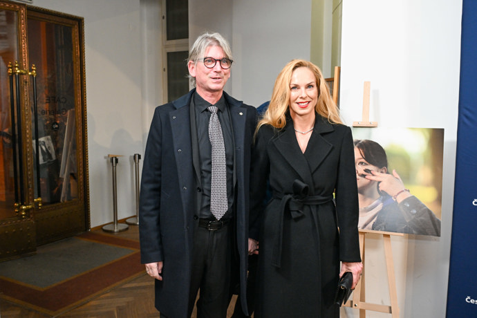 FOTO: Jiří Strach se svou manželkou. – stránka 14