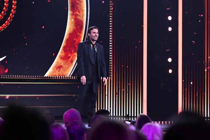 FOTO: Leoš Mareš se ujal zahájení letošních Slavíků. Hned na začátku všechny dojal vzkazem pro nemocného Patrika Hezuckého. – stránka 706