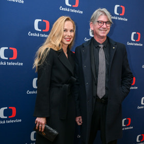 Jiří Strach po boku své nádherné manželky na premiéře filmu Máma. 