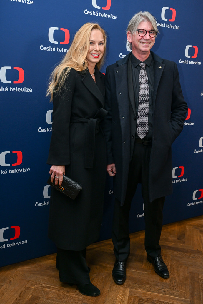 FOTO: Jiří Strach po boku své nádherné manželky na premiéře filmu Máma. – stránka 13