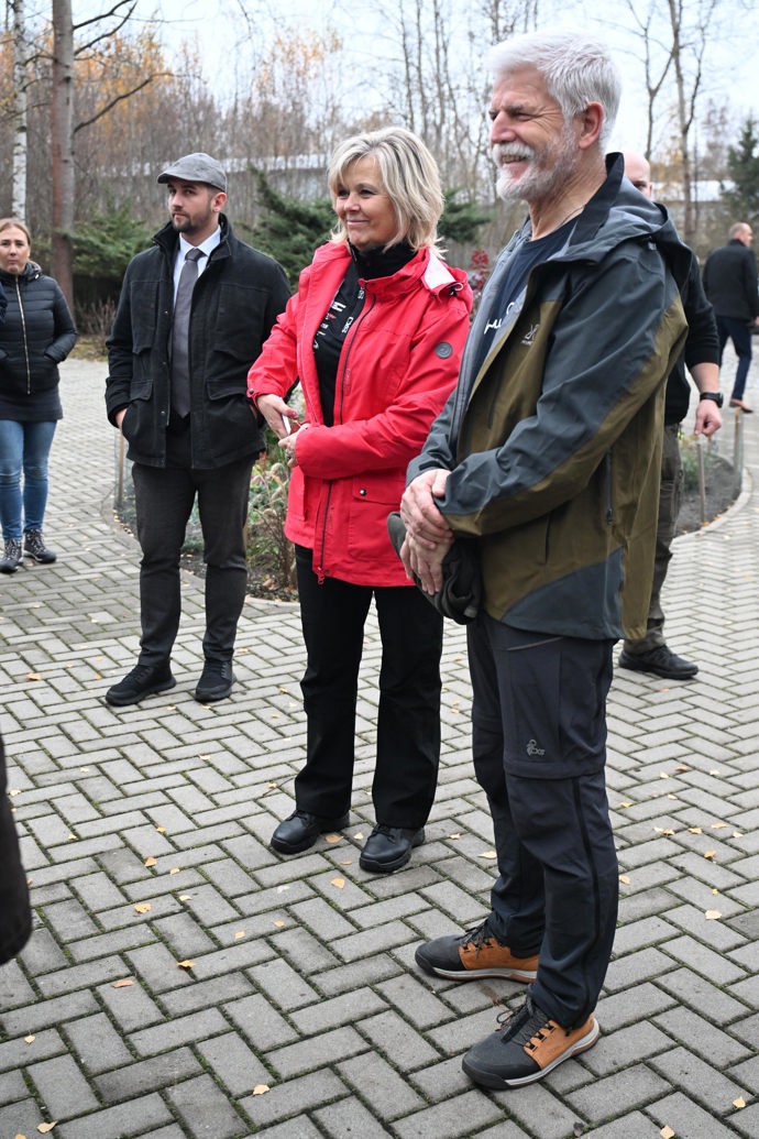 FOTO: Petr Pavel a Eva Pavlová přijeli do rezervace Soos. – stránka 264