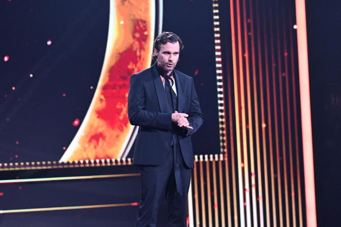 FOTO: Leoš Mareš se ujal zahájení letošních Slavíků. Hned na začátku všechny dojal vzkazem pro nemocného Patrika Hezuckého. – stránka 702