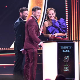 Třetí místo v kategorii Zpěvačka získala Monika Absolonová. Cenu převzala od bratrů Dubovických.