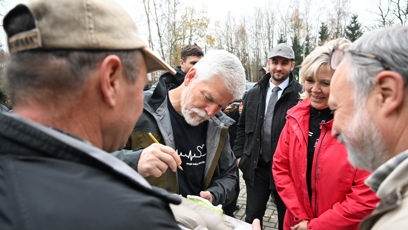 FOTO: Petr Pavel se podepisuje na hliněnou nádobu.