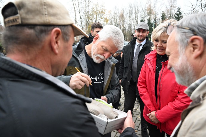 FOTO: Petr Pavel se podepisuje na hliněnou nádobu. – stránka 263
