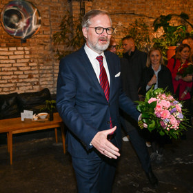 Petr Fiala přinesl Markétě Pekarové Adamové květiny.